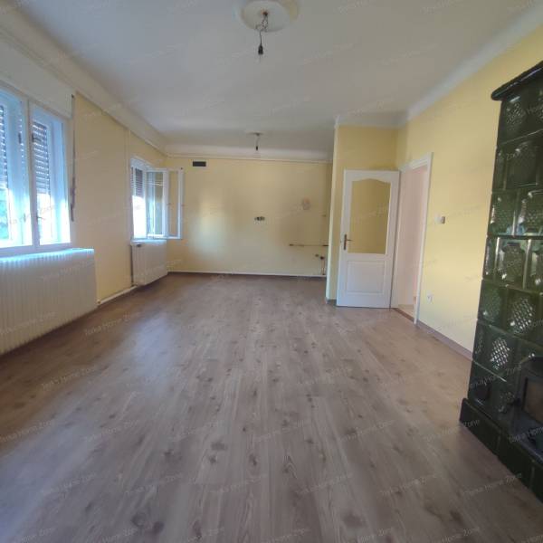 #6536 Szeged Petőfitelepen ikerház fél udvari garzonnal eladó