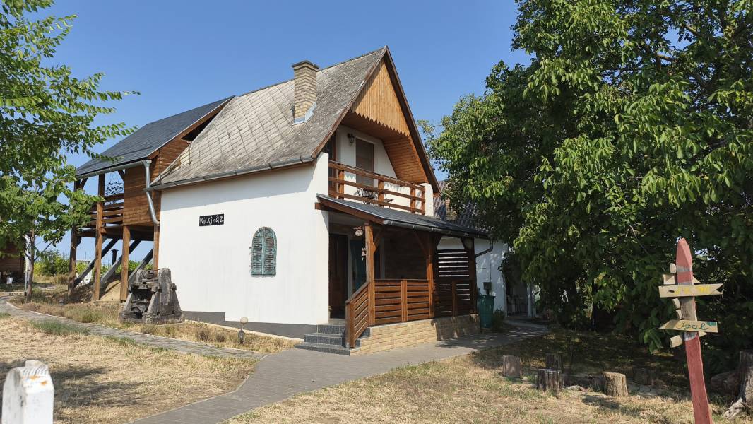#12977 Nagykónyiban, 2 szintes, 47 m2-es vendégház, gyönyörű panorámával, dézsafürdővel ELADÓ!