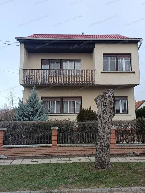 #6885 Két szintes, 124 nm-es családi ház eladó Ceglédbercel nívós környékén !