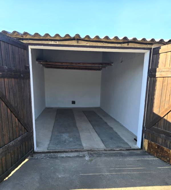 #8490 Eladó Oroszlányon egy kiváló állapotú garázs!