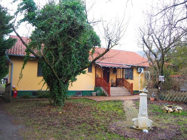 #7546 Pomázon kisbirtok újszerű házzal eladó.