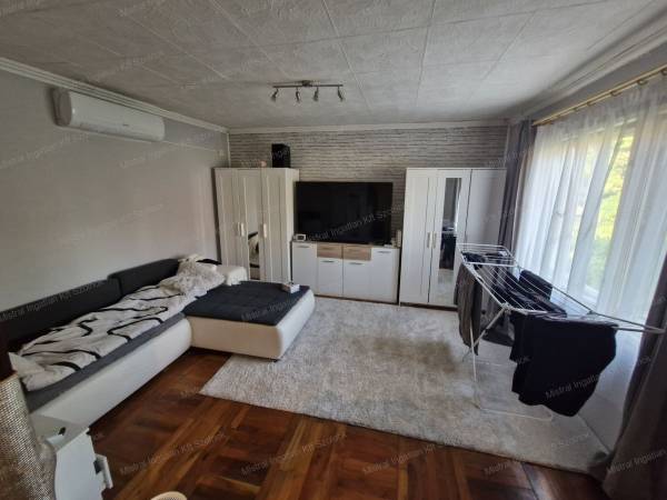 #11032 Szolnok Déli városrészén eladó 140 m2-es családi ház!