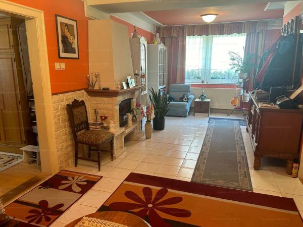 #8373 Fejér megyében, Előszállás főutcáján 2 generációs, dupla komfortos családi ház tulajdonostól eladó