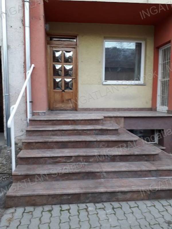 #8683 Szolnok Belvárosában eladó egy 130 nm-es üzlethelyiség!