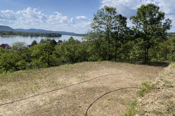 #4409 Duna-panorámás építési telek eladó Zebegény szívében!
