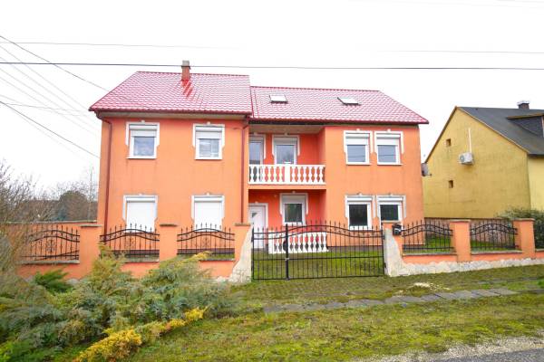 #4900 Komárom-Esztergom vármegye, Bábolna, eladó befejezére váró vendégház, családi ház, apartmanház