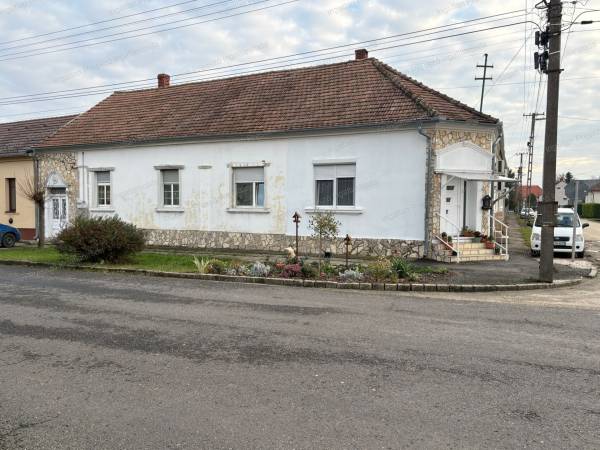 #12706 Eladó nappali + 3 szobás kert kapcsolatos sorházi lakás Celldömölkön!