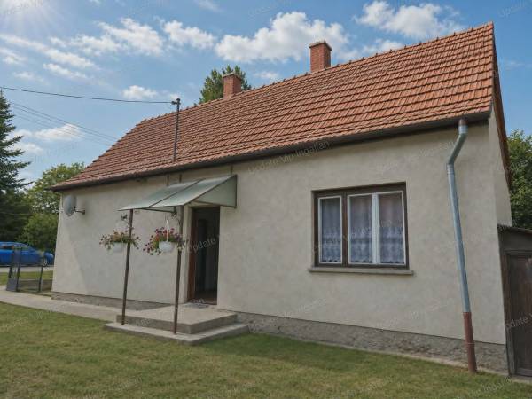 #12239 Pákozd csendes utcájában eladó kétszobás ház nagy telekkel