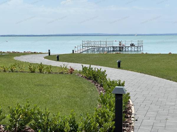 #7999 SAJÁT VÍZPARTTAL RENDELKEZŐ NYARALÓ ELADÓ!