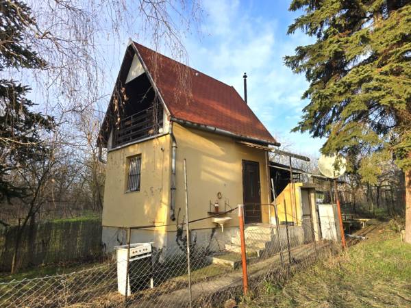 #8457 ELADÓ két egymás melletti telken lévő zárt kert Környén!