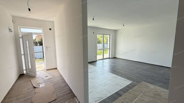 #8992 Eladó sorház Kiskunlacháza