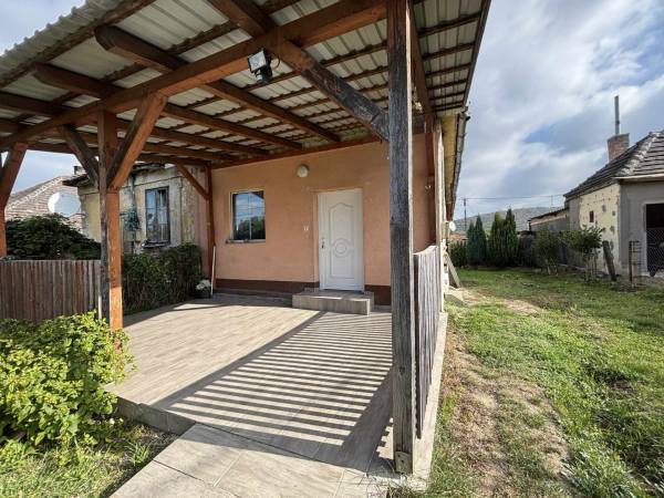 #8523 Tehermentes családi ház saját telekkel eladó!