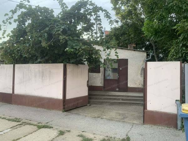 #7863 Eladó utcafronti műhely Nyíregyházán, a belvárosban 