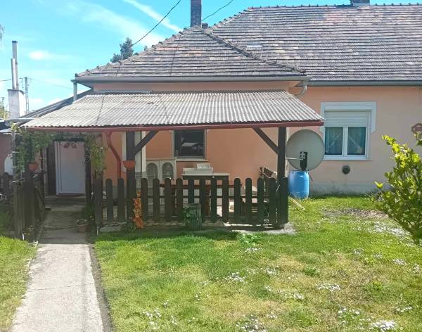 #8412 Tatabányán Felsőgallán kertkapcsolatos sorház akár részletre is Eladó!