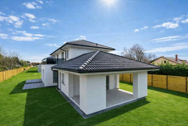 #8020 SIÓFOK BELVÁROSBAN, UGYANAKKOR KERTVÁROSI KÖRNYEZETBEN,  ZÁRT LAKÓPARKBAN, ÚJÉPÍTÉSŰ IKERHÁZ GARÁZZSAL, KERTKAPCSOLATTAL ELADÓ!