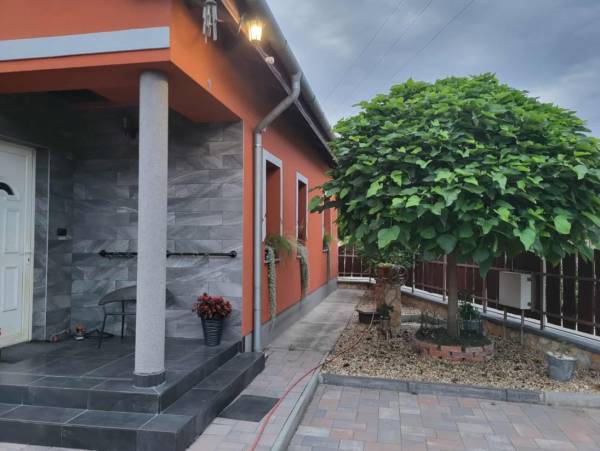 #9732 Kecskemét, Hunyadivárosban, 470m2-es telken, 3 szobás felújított cs. ház eladó.