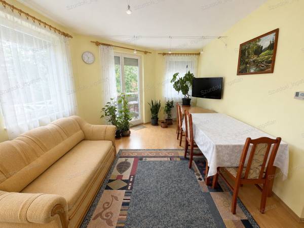 #11989 Szegeden, a Franciahögy lakóparkban kínálunk ELADÁSRA egy 72,4 m²-es, I. emeleti, amerikai konyhás nappalival és 3 külön nyíló szobával rendelkező TÉGLA lakást, erkéllyel és napfényes délnyugati tájol