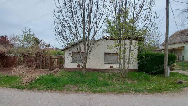 #8682 Tiszakürtön eladó egy telek, bontandó házzal