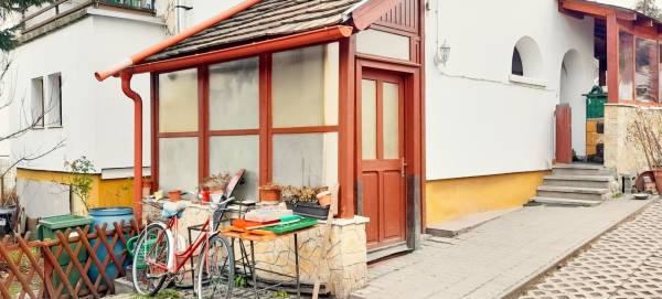 #8774 26HL7505  Leányfalun 582 nm-es telken fekvő családi ház alsó szintje eladó. Megtekintés és bővebb információ: