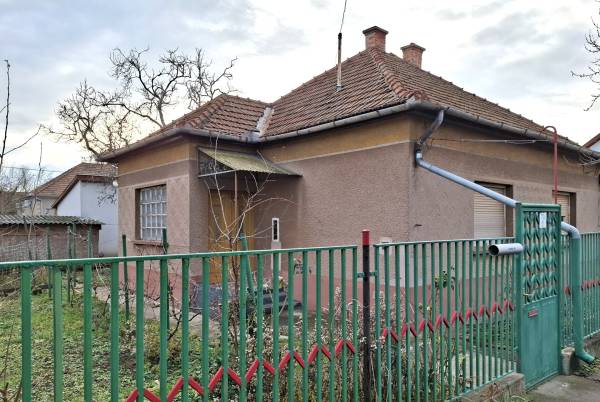 #4336 Szolnok Déli városrészében, a Tó utcában, három szobás családi ház eladó!