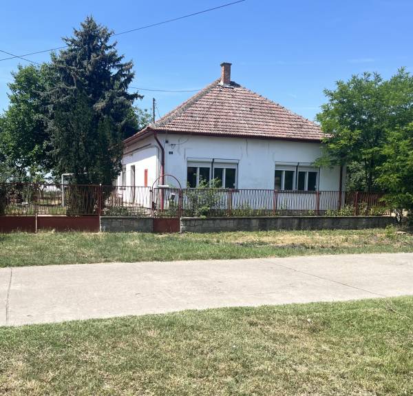 #11626 Családi ház ELADÓ! 2 szoba+ nappali! Jó szerkezeti állapotban lévő tégla építésű házikó!