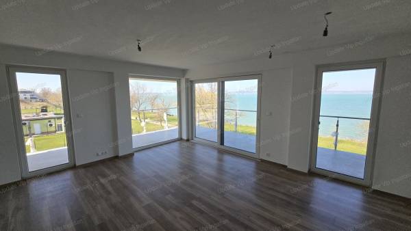 #14818 Siófok Ezüstpart/Széplak határán, új építésű, vízparti, panorámás, medencés lakás eladó!