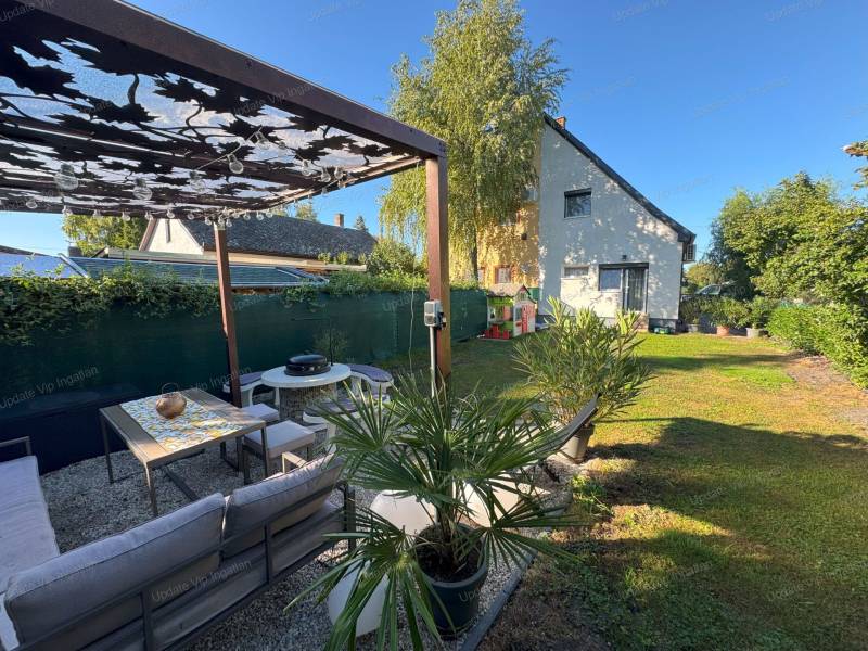 #8163 BALATONBOGLÁRON FELÚJÍTOTT, BÚTOROZOTT IKERHÁZFÉL NYARALÓ ELADÓ!