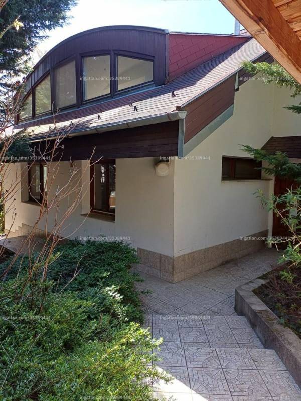 #11386 Budaörs Naphegyen eladó, külön bejáratú, két lakásos, két garázsos családi ház.