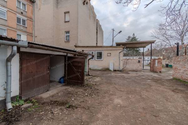 #9635 Eladó garázs Debrecen Piac utca