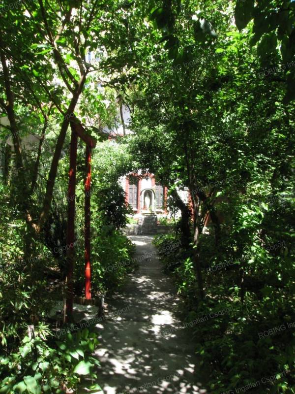 #9552 NYUGATI PÁLYAUDVAR VONZÁSÁBAN ZÖLD UDVAROS HÁZBAN GARZON LAKÁS ELADÓ!