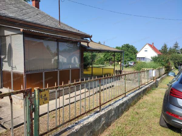 #8757 Fonyódon 3 szobás családi ház eladó!