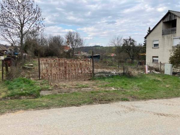 #8732 Tardos központjához közel 1600 m2-es telek eladó! 