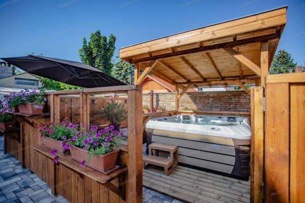 #8899 SIÓFOKON, EGÉSZ ÉVBEN ÜZEMELŐ IGÉNYES PANZIÓ ELADÓ!