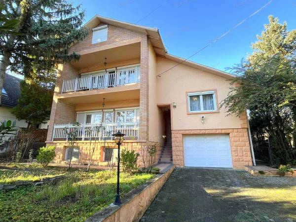 #8931 CSALÁDBARÁT KIALAKÍTÁSÚ CSALÁDI HÁZ BUDAPEST KIEMELT ZÖLDÖVEZETÉBEN, MEGFIZETHETŐ ÁRON!