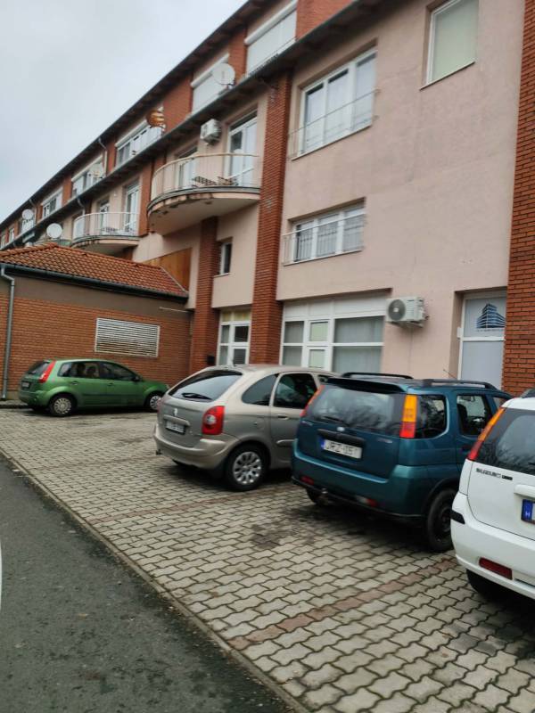 #9818 Keszthelyen üzlethelyiség Eladó