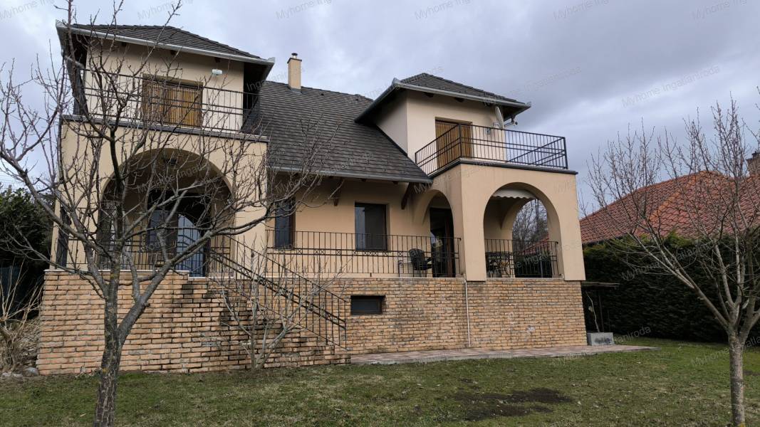 #6870 Balatoni panorámás mediterán stílusú családi haáz eladó