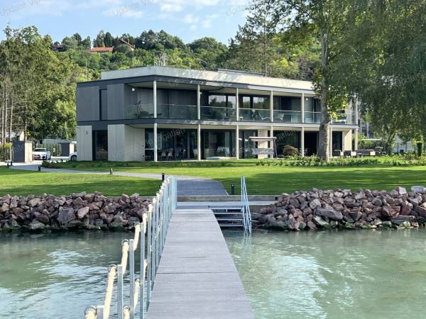 #7995 MAGAS MINŐSÉGŰ, SAJÁT VÍZPARTOS NYARALÓ BALATONAKARATTYÁN!