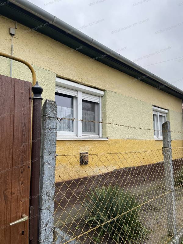 #4404 Újszász központjában  94 nm-es családi ház eladó!