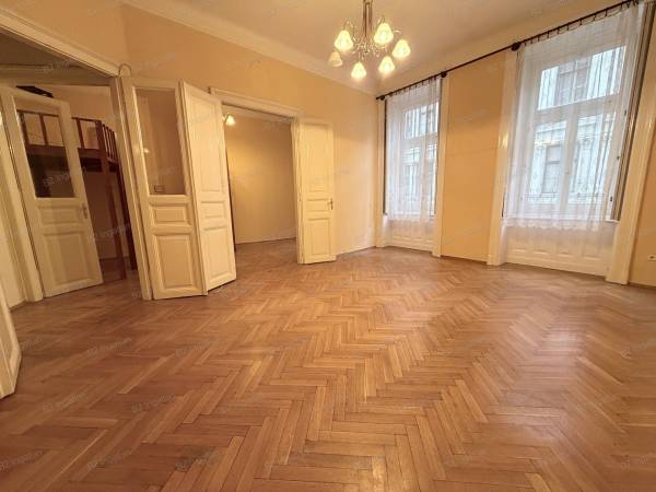 #4182 Eladó napfényes nagypolgári lakás a Palotanegyed szívében, a Bródy Sándor utcában