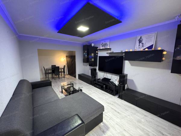 #9398 Szegeden, a Csongrádi sugárúton kínálunk ELADÁSRA egy IV. emeletes, 15 lakásos társasház III. emeletén található, 55 m²-es, szép állapotú, 2 szobás, ERKÉLYES panellakást, zöldövezeti környezetben, kiv