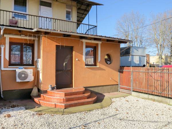 #4591 KIVÁLÓ ÁLLAPOTÚ FÖLDSZINTI LAKÁS KIS KERTTEL!!