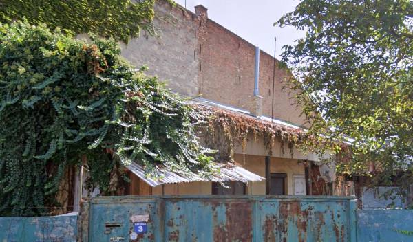 #9415 Belvárosi, saját udvaros házrész – felújítóknak igazi kincs!