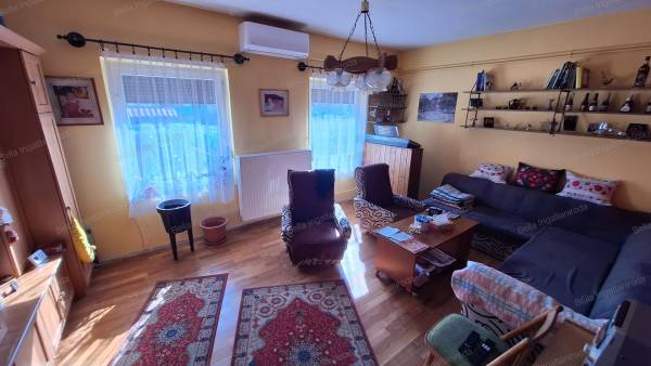 #9812 Tüskevári városrészben családi ház, két garázzsal eladó!