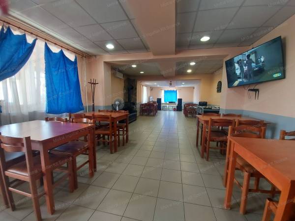 #8694 Tiszapüspökiben, vendéglátó egységként működő üzlethelyiség eladó!