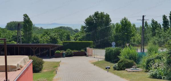 #8023 Páratlan panoráma, luxuskivitel – álomingatlan a Balaton északi partján.