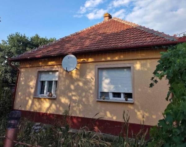 #5731 Két ház nagy telekkel, városközpont közeli elhelyezkedéssel