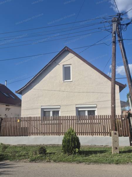 #11209 Szajol központjában családi ház eladó!