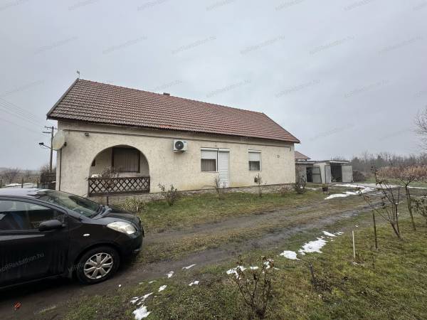 #5869 Felújított családi ház nagy telekkel és saját tóval, természetközeli környezetben!