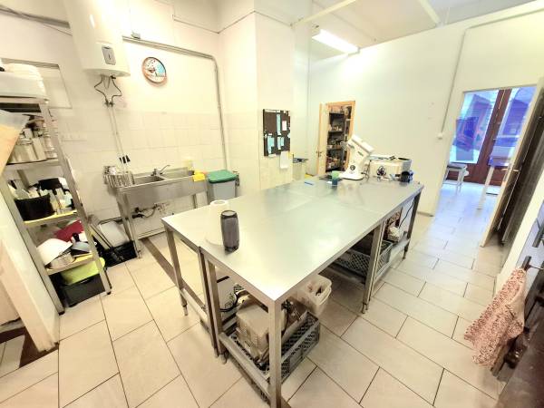 #7099 Budapest belvárosi, teljesen felszerelt cukrászüzem bérleti joga eladó!