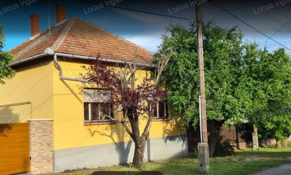 #8554 Törökszentmiklóson városközponthoz közel családi ház eladó